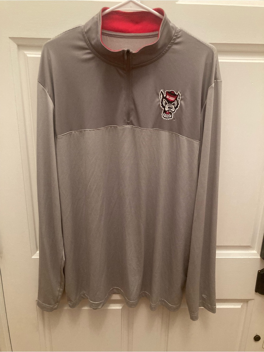 Colosseum Men’s Gray NC State Quarter-Zip Pullover with Red Accent and Logo